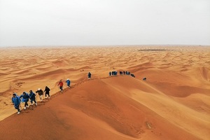 户外沙漠旅行团跟拍